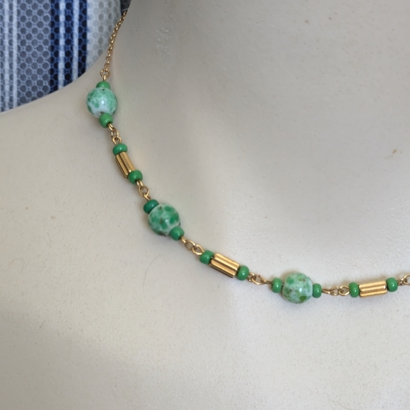 Vintage Necklace Marbled Green Glass & Gold Tone Beads Fine Chain 15" Choker - Picture 4 of 9